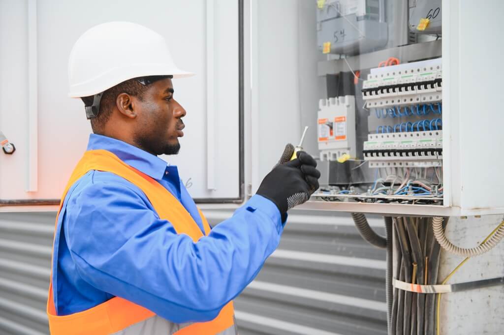 Benefits of Hiring a Professional Electrical Contractor in Ingram​